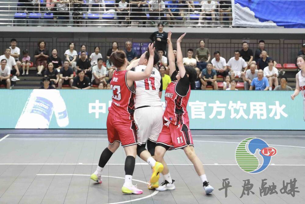关于球场上的激烈比拼，国内篮球联赛势不可挡的信息
