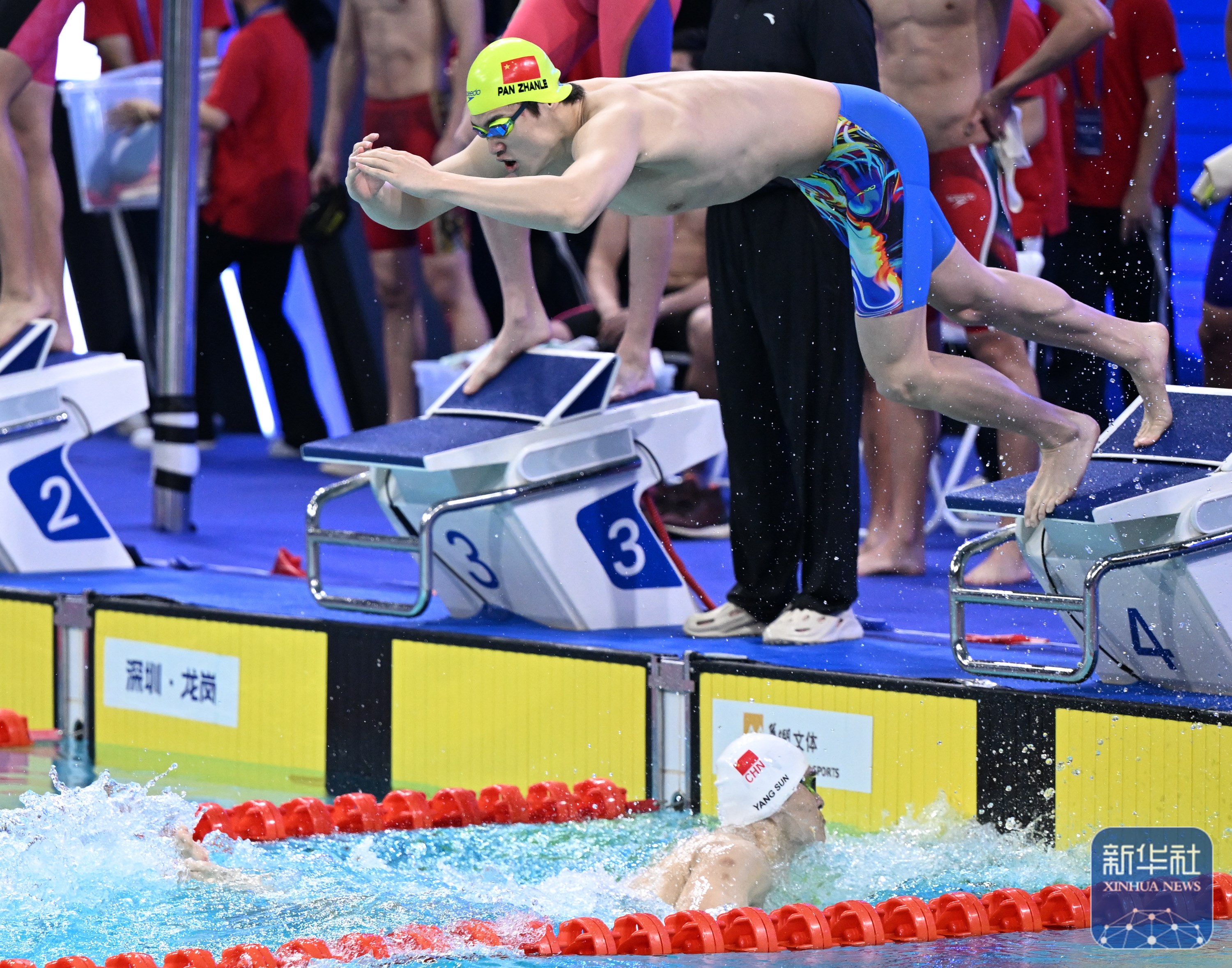 游泳选手崭露头角,突破纪录夺得冠军 游泳选手崭露头角,突破纪录夺得冠军