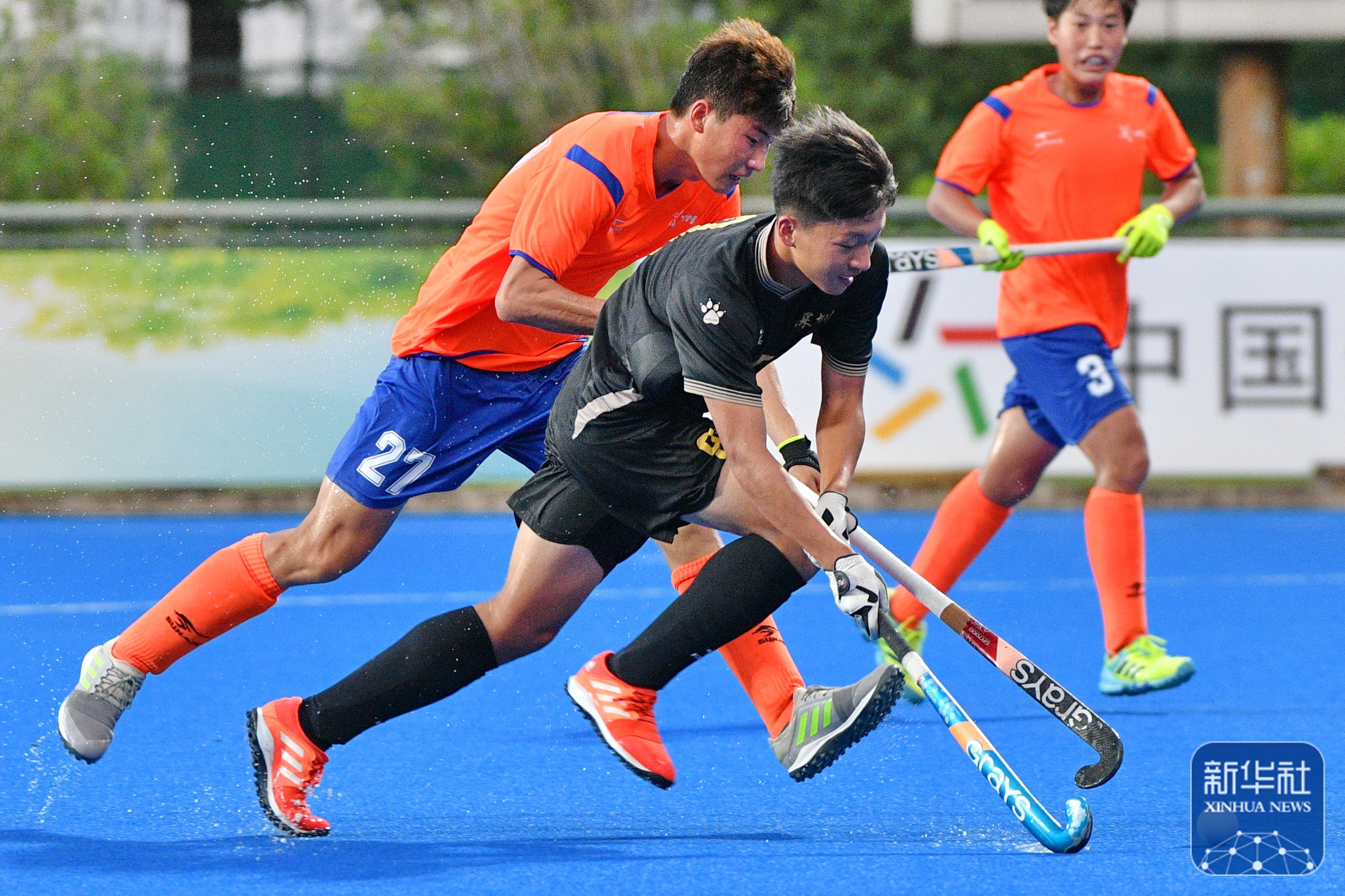 od体育直播-曲棍球比赛中双方展开激烈争夺