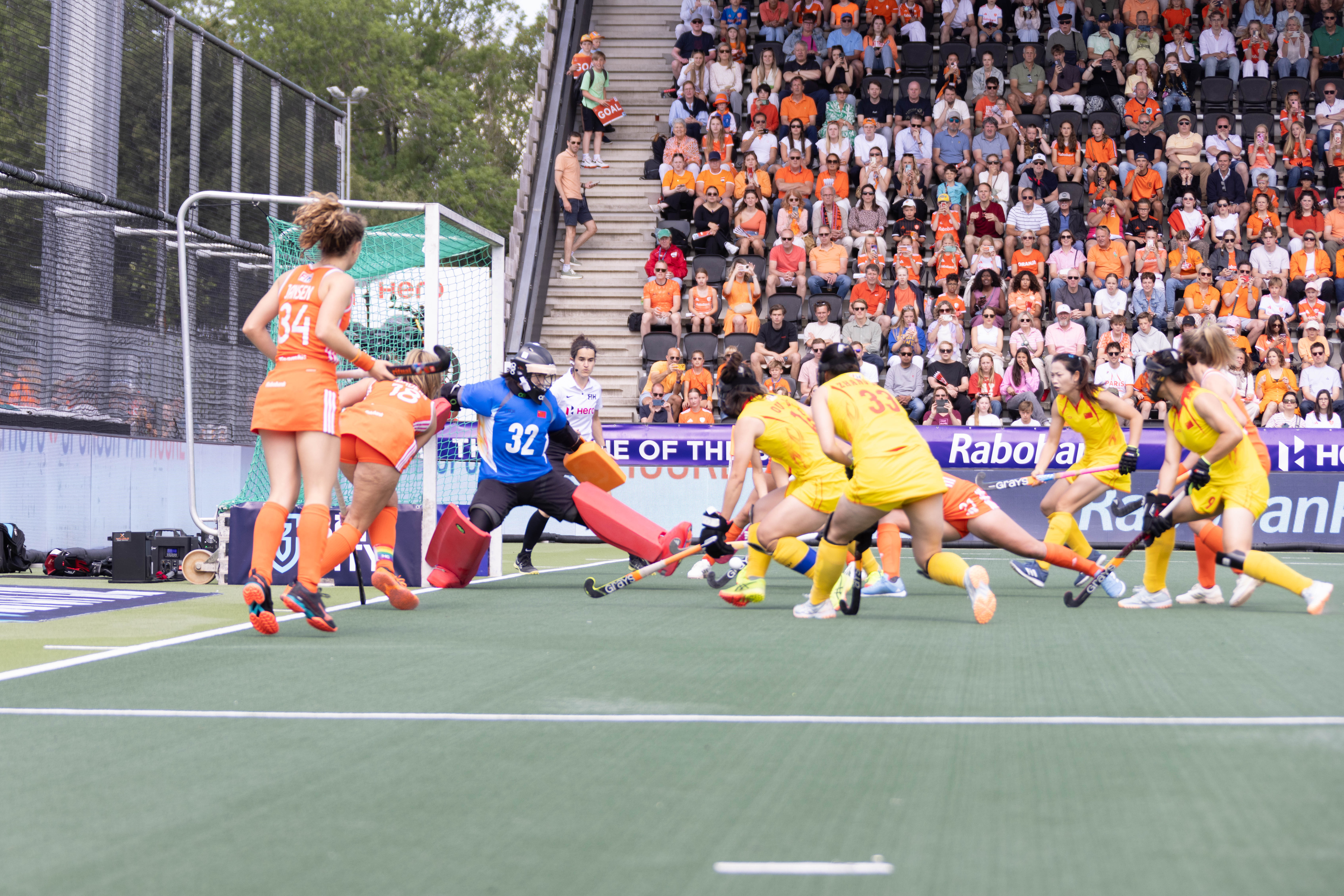 曲棍球比赛中双方展开激烈争夺 曲棍球比赛中双方展开激烈争夺