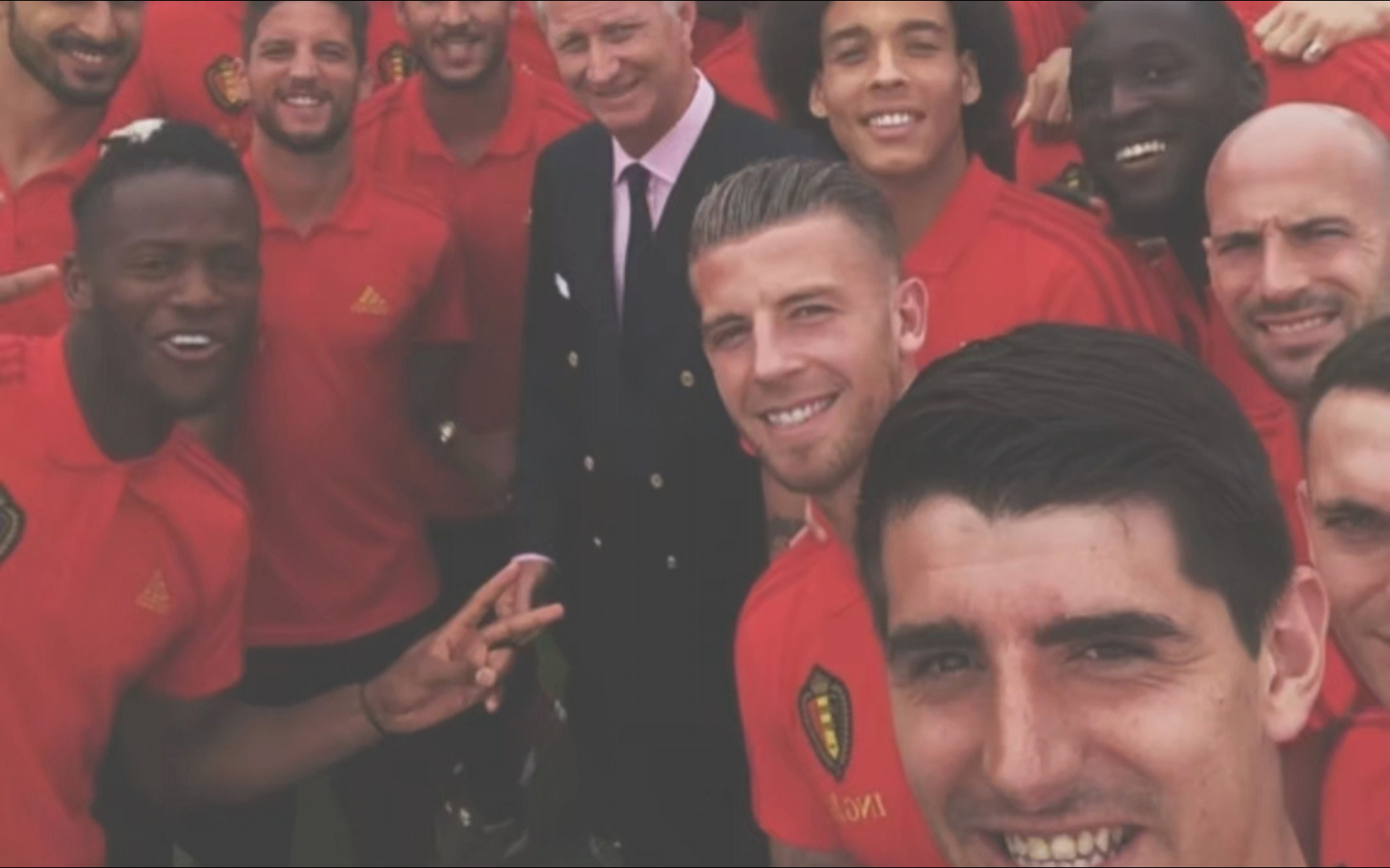 比利时联赛上演精彩对决,双方握手言和 比利时联赛上演精彩对决,双方握手言和