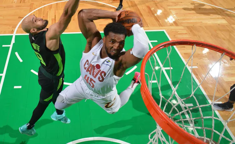 爵士大胜马刺,米切尔砍下全队最高32分 爵士大胜马刺,米切尔砍下全队最高32分