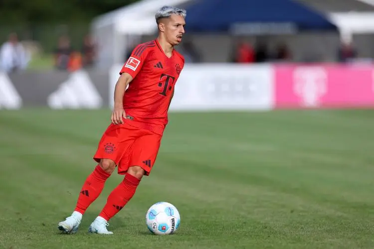 包含萨拉戈萨球队努力拼搏，争取取得突破的词条