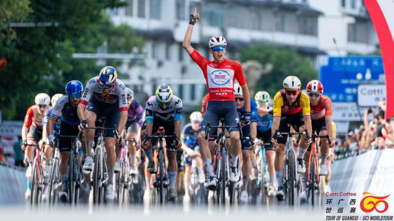 od体育活动-冲刺终点：自行车选手夺冠欢呼的简单介绍